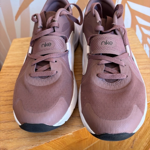 Nike Women’s cross-train sneakers – Mauve & White | Size 9 - Picture 2 of 5